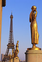 La Tour-Eiffel et statues art déco du Trocadéro