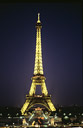 la Tour Eiffel éclairée de nuit et l'école militaire