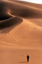 Humain - Symbole - Désert - Homme devant une grande dune