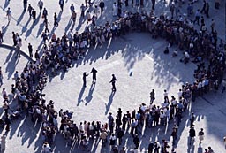 Foule - Bateleurs a Paris - Beaubourg