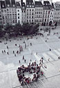 Foule à Paris place Beaubourg