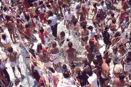 Foule en été dans un club