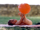 Bébé jouant en plein air avec un ballon