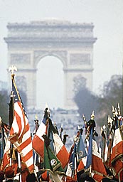 Champs-Elys&eacute;es - d&eacute;fil&eacute; et drapeaux